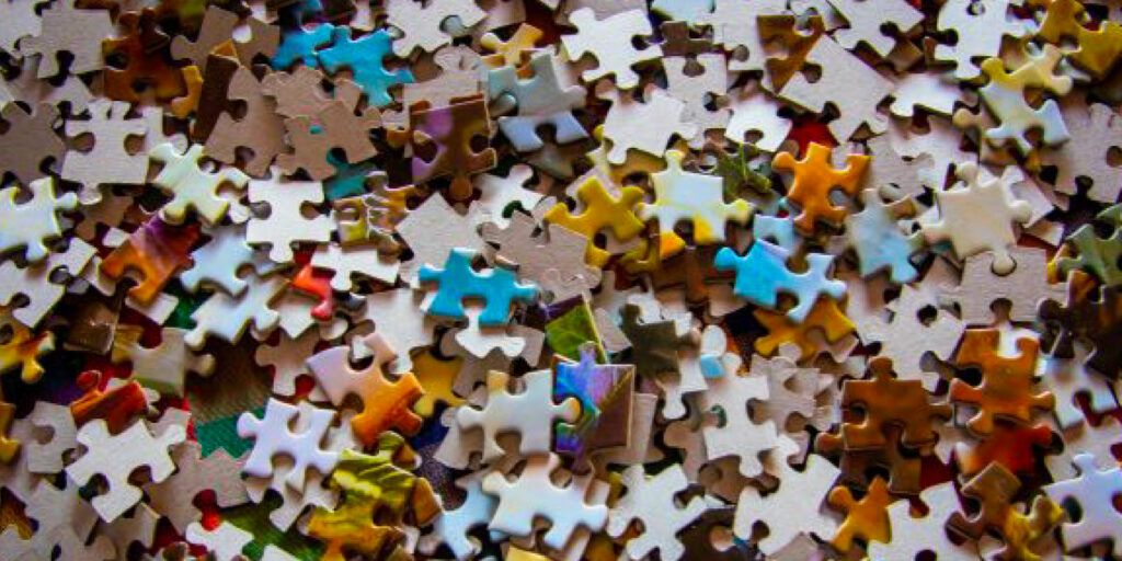 Puzzle colorato a simbolo della complessità della plusdotazione nei bambini