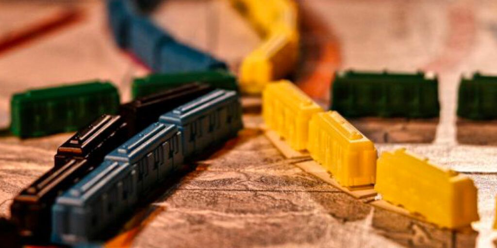 componenti di un gioco in scatola con pedine per giochi da tavolo per bambini plusdotati