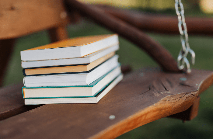 Il cervello a due velocità nello studio accademico è rappresentato da una altalena con appoggiati dei libri