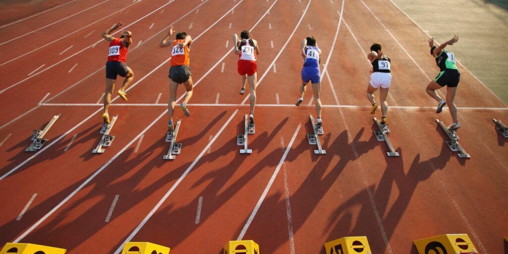 Starter di corsa pronto a dare il via, a simboleggiare la plusdotazione senza etichetta e l'importanza di un allenamento personalizzato per ogni sport