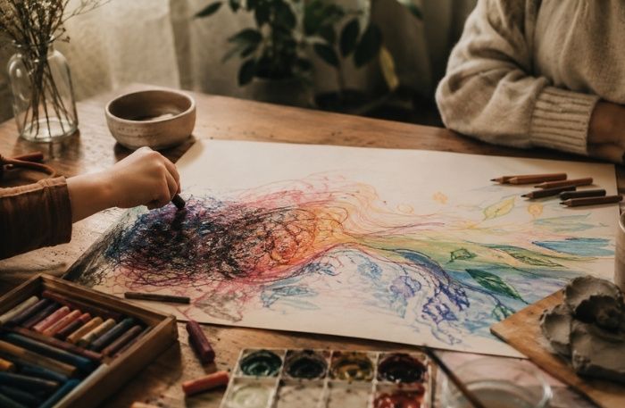 mano di un bimbo che disegna libero di esprimere se stesso